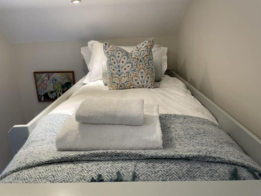 Holly Cottage, 2, Northbrook Park, Farnham-Up To 6 Adults Dış mekan fotoğraf