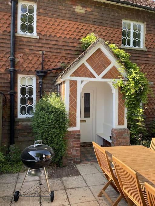 Holly Cottage, 2, Northbrook Park, Farnham-Up To 6 Adults Dış mekan fotoğraf